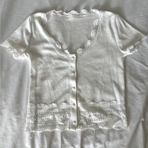 White short sleeve shirt with ruffle detailing